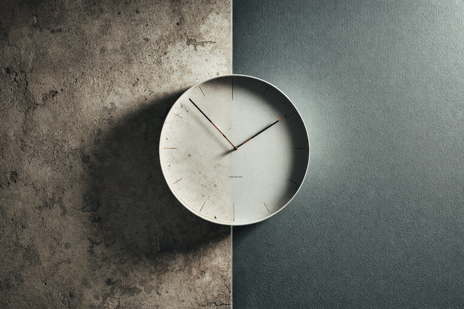 劣化した壁と整った壁を左右に分け、過去と未来を象徴するように配置された壁掛け時計の静かな夜のイメージ