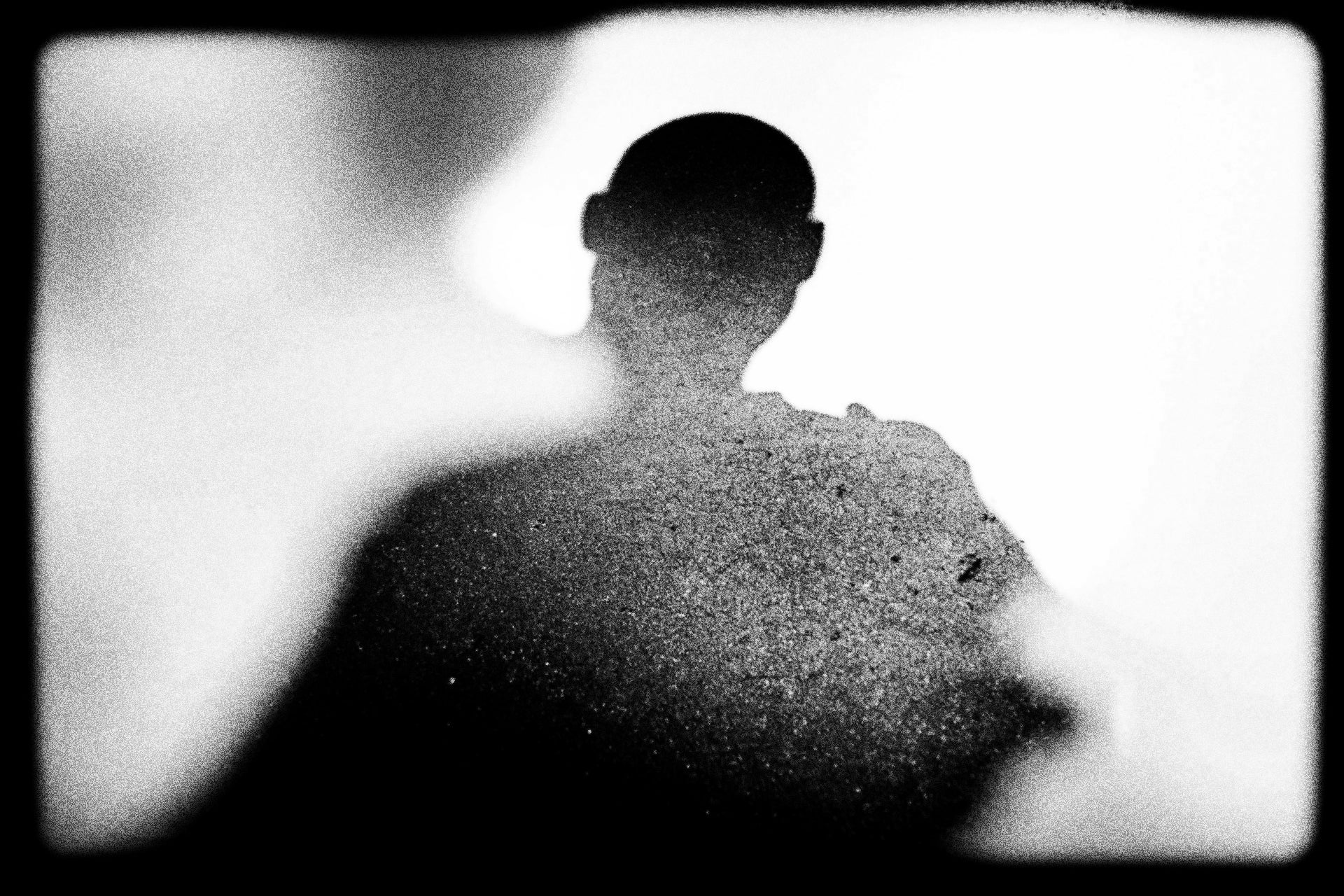 思考が切り替わらず、夜の中で立ち止まっている人物のシルエット。頭の中が止まらない苦しさを表現したイメージ